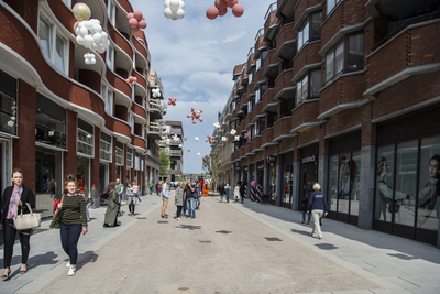 910784 Afbeelding van de openingsdag van Leidsche Rijn Centrum (Brusselplein) te Utrecht.